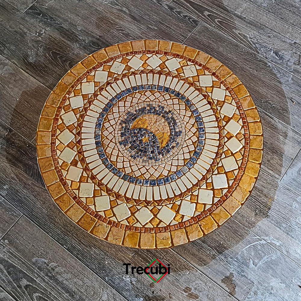 Mosaico fatto a mano inserito in un pavimento effetto legno